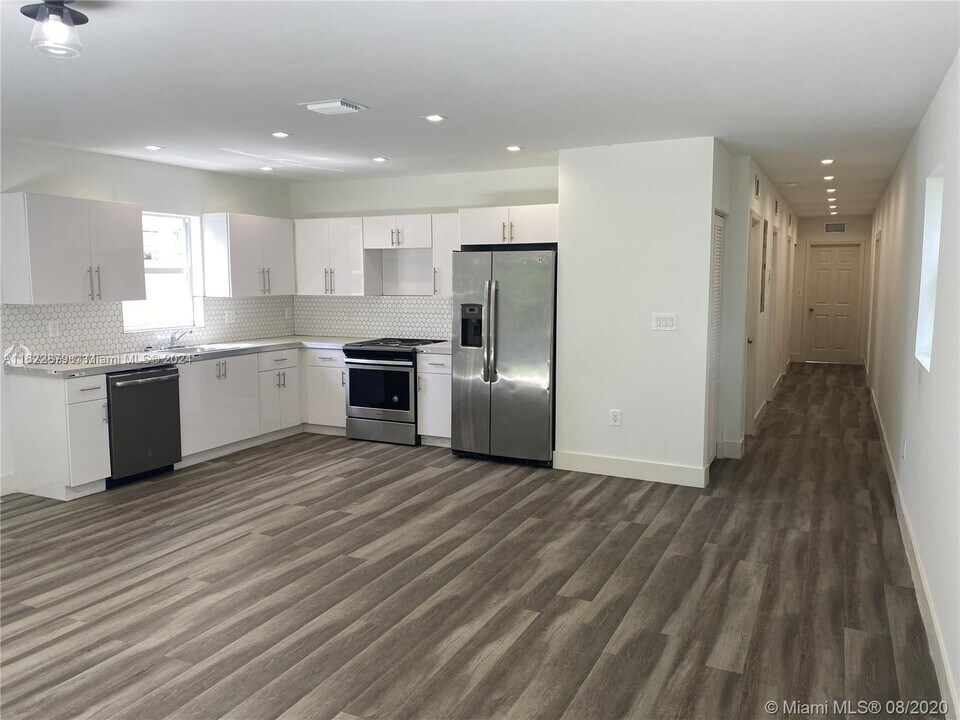 1020 NW 29th Ter, Unit 1 in Miami, FL - Foto de edificio