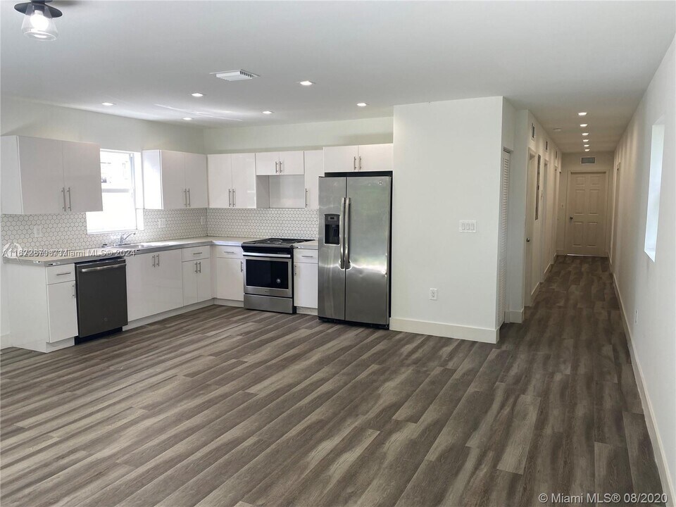 1020 NW 29th Ter, Unit 1 in Miami, FL - Building Photo