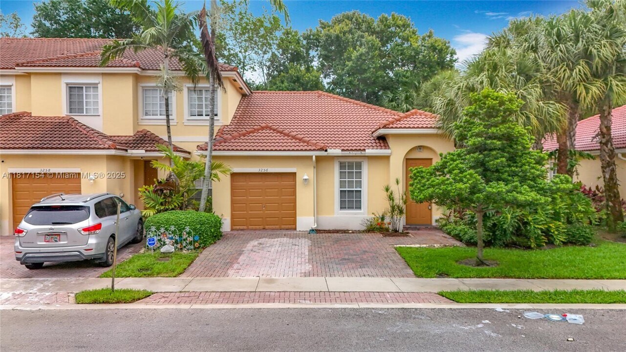 3256 NW 31st Terrace in Lauderdale Lakes, FL - Building Photo