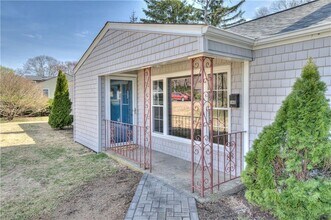 140 Phillips Rd in East Greenwich, RI - Building Photo - Building Photo