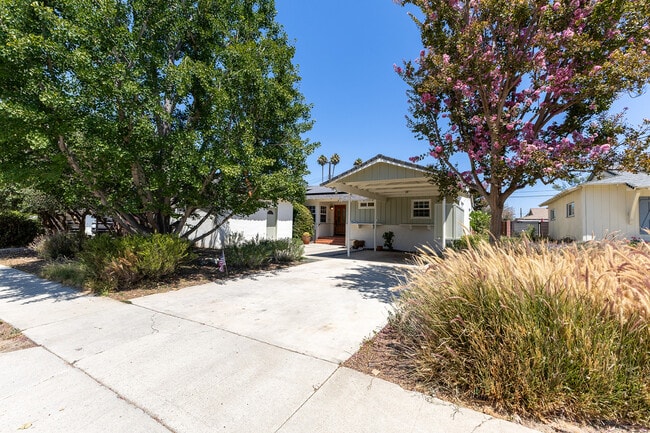 7246 Hatillo Ave, Unit A in Winnetka, CA - Foto de edificio - Building Photo
