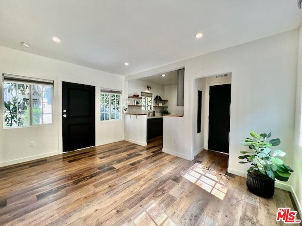 652 N Dillon St in Los Angeles, CA - Building Photo