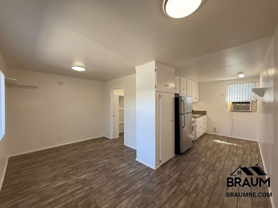 15634 Leadwell St in Los Angeles, CA - Building Photo