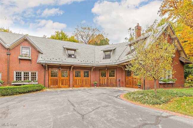 property at 10 E Hanna Ln