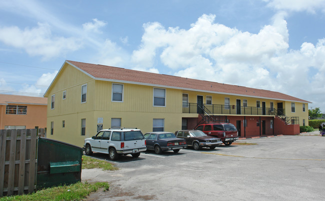 Carol Park Apartments in Riviera Beach, FL - Foto de edificio - Building Photo