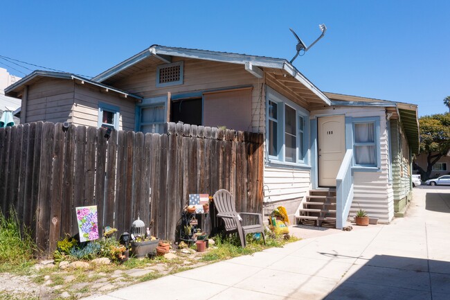 153 S Laurel St in Ventura, CA - Foto de edificio - Building Photo