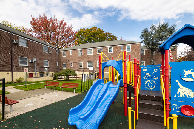 Deepdale Gardens in Little Neck, NY - Building Photo - Building Photo