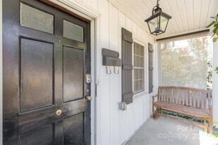 542 Iverson Way in Charlotte, NC - Building Photo