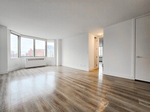1735 York Ave in New York, NY - Foto de edificio - Building Photo