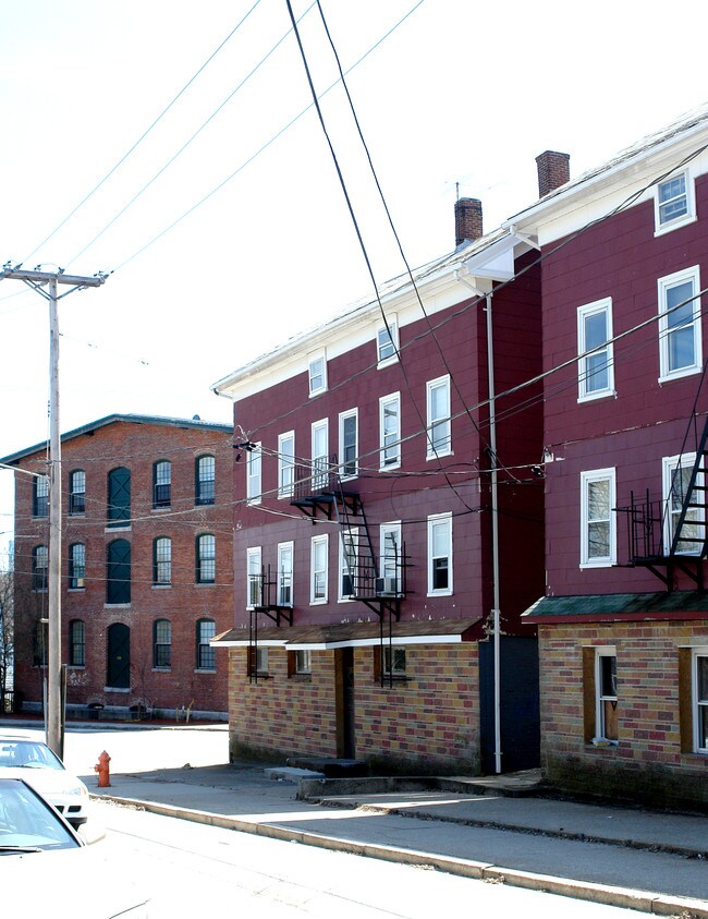 128 Sayles St in Woonsocket, RI - Foto de edificio - Building Photo