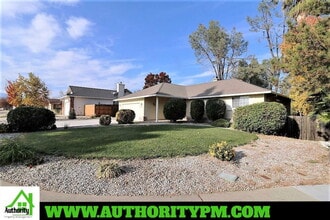 3032 Stonecrest Pl in Redding, CA - Building Photo - Building Photo
