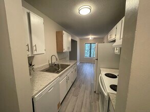 25 Woodsedge Dr in Newington, CT - Building Photo - Building Photo