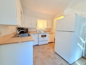 10 Spruce Ave, Unit 2 in Claremont, NH - Building Photo - Building Photo