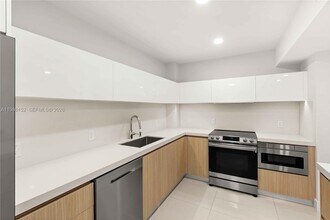 5825 Collins Ave in Miami Beach, FL - Foto de edificio - Building Photo