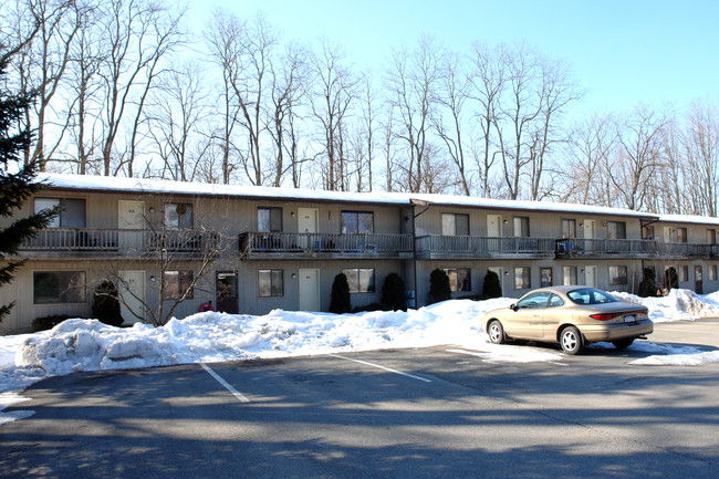 Halfmoon Court Apartments in Clifton Park, NY - Foto de edificio - Building Photo