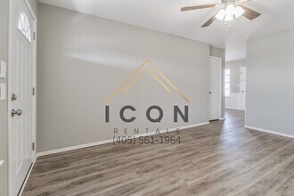 1038 S Highland Dr in Mustang, OK - Building Photo - Building Photo