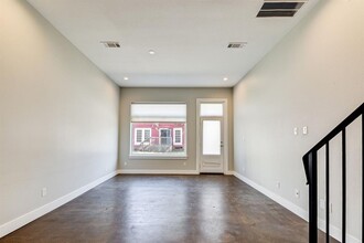 915 Henderson St-Unit -B in Houston, TX - Foto de edificio - Building Photo