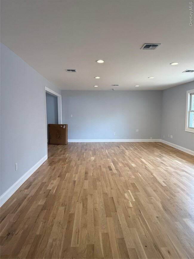 165 Lynbrook Dr in Mastic Beach, NY - Building Photo - Building Photo