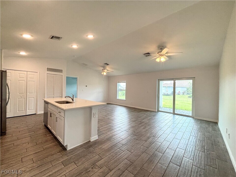202 NW 25th St in Cape Coral, FL - Building Photo