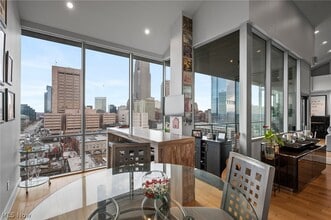 701 W Lakeside Ave in Cleveland, OH - Foto de edificio - Building Photo