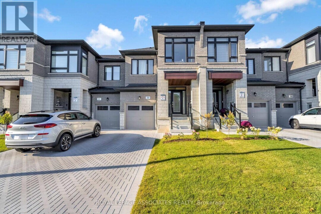 30 Mountainside Cres in Whitby, ON - Building Photo