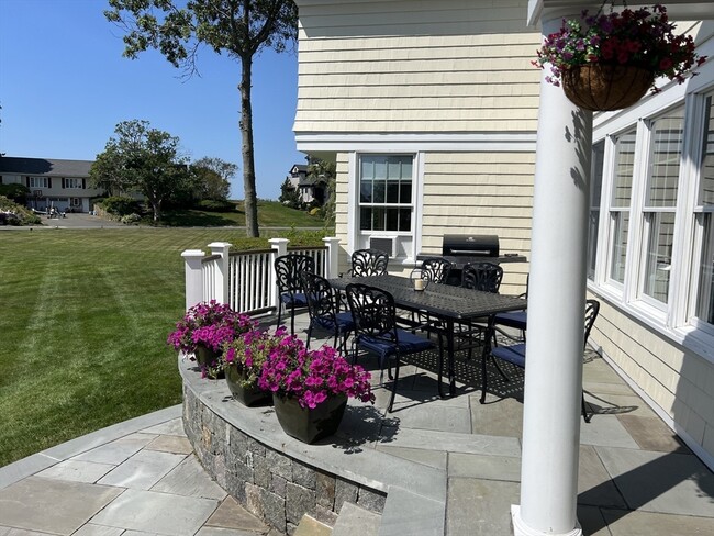 247 Ocean Ave, Unit 2 in Marblehead, MA - Foto de edificio - Building Photo