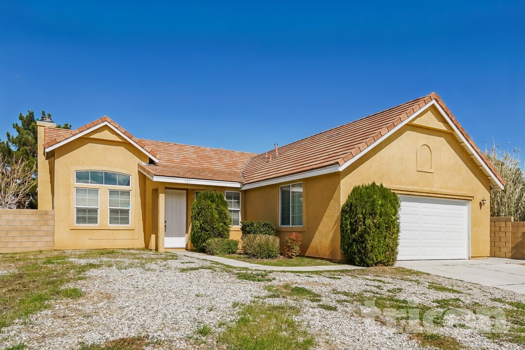 757 Pino Ave in Lancaster, CA - Building Photo