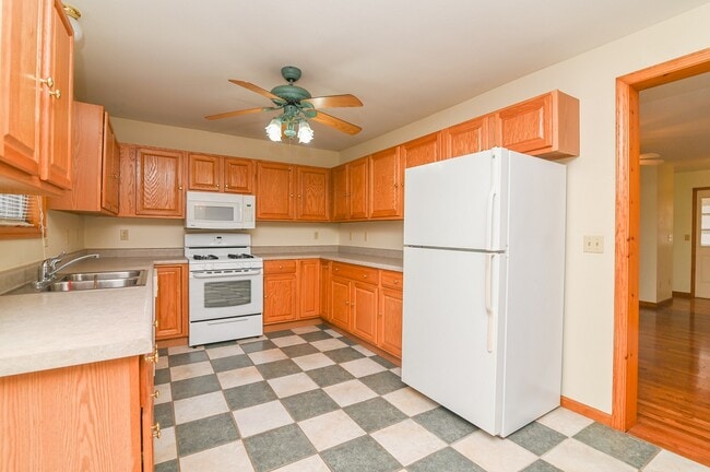 5204 Deer Ridge in Jefferson City, MO - Building Photo - Building Photo