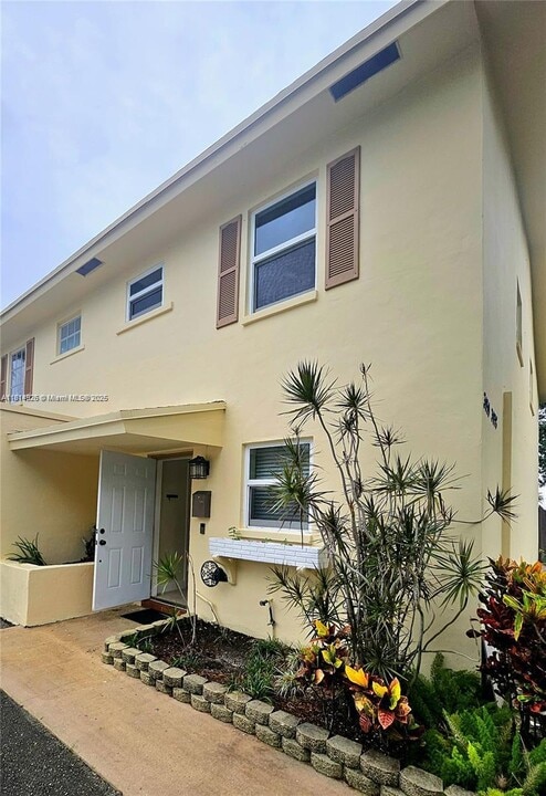 3038 NW 69th Ct in Fort Lauderdale, FL - Foto de edificio