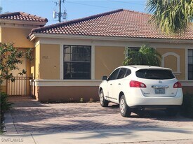 7512 Bristol Cir in Naples, FL - Building Photo