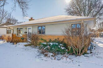 10525 W Custer Ave in Milwaukee, WI - Foto de edificio - Building Photo