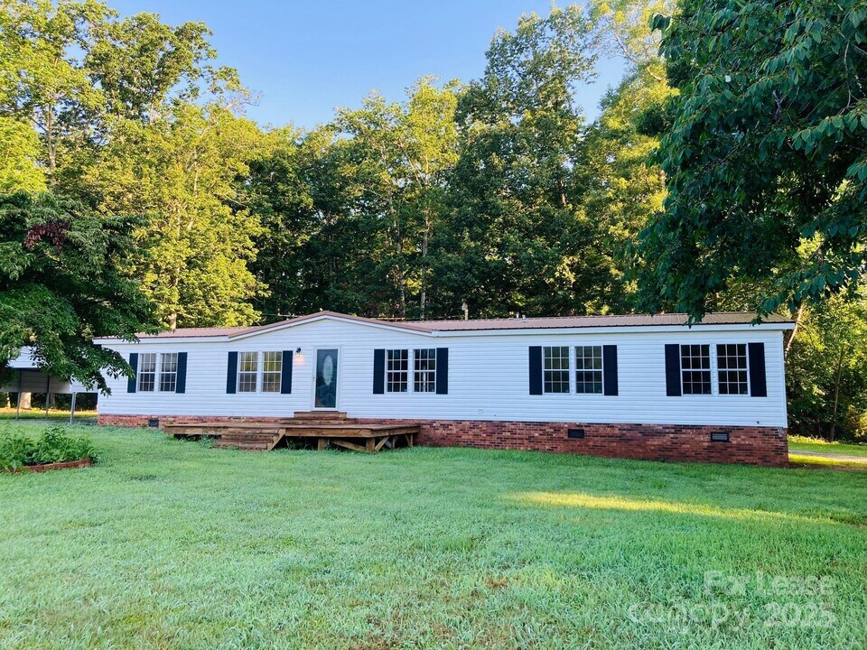 1691 Hopewell Church Rd in Catawba, NC - Building Photo