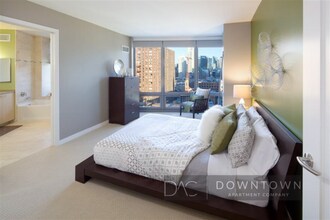 330 W Grand Ave in Chicago, IL - Building Photo - Building Photo