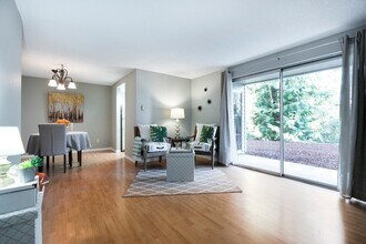 4629 W Lake Sammamish Pky SE in Issaquah, WA - Building Photo - Building Photo