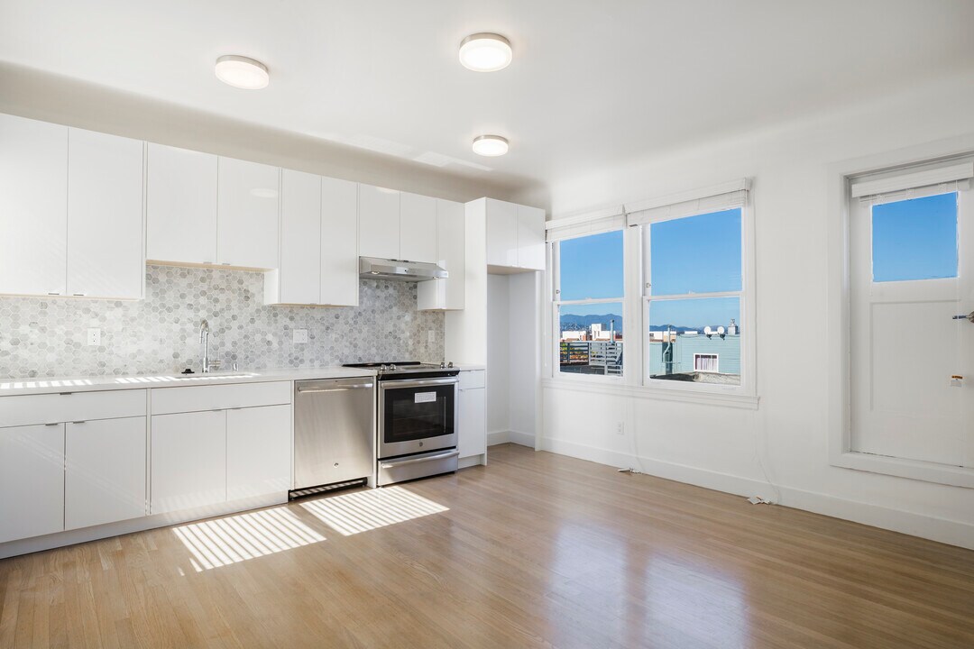 670 Lombard St in San Francisco, CA - Building Photo