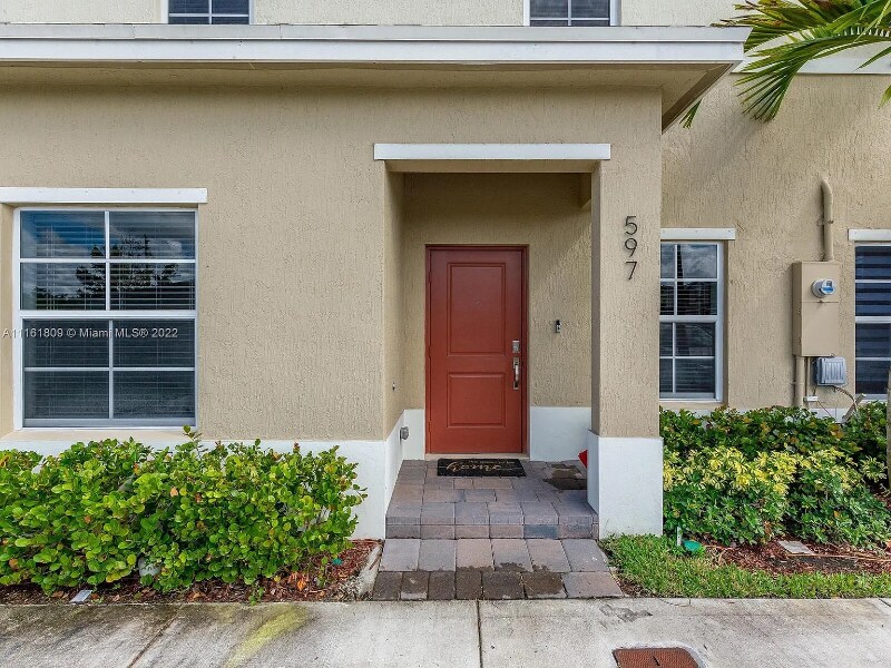 597 NE 5th Pl in Florida City, FL - Building Photo