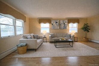 18 Strathmore Village Dr in Centereach, NY - Foto de edificio - Building Photo