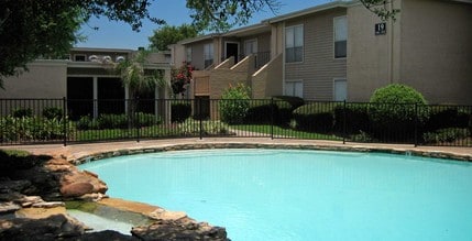 Creekside Villas Apartments in Houston, TX - Foto de edificio - Building Photo