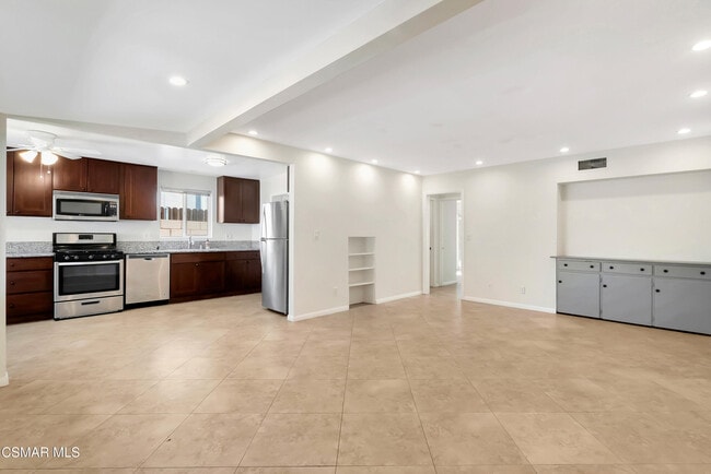 7322 Lindley Ave in Los Angeles, CA - Building Photo - Building Photo