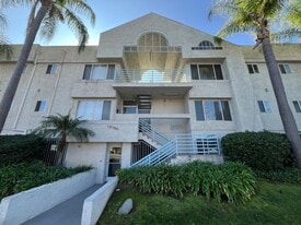 10706 Victory Blvd in Los Angeles, CA - Building Photo