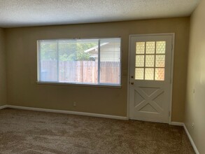 1322 Topaz Way in Sacramento, CA - Building Photo - Building Photo
