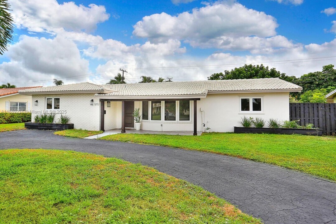 5712 NE 16th Ave in Fort Lauderdale, FL - Foto de edificio