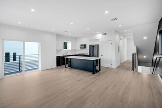 1015 Rosemont Ave in Los Angeles, CA - Building Photo - Building Photo