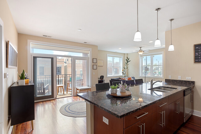 2740 W Armitage Ave in Chicago, IL - Building Photo - Building Photo