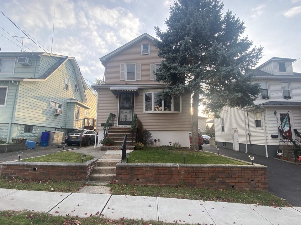 536 3RD Ave in Lyndhurst, NJ - Building Photo