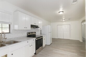 113 N Holmes St in La Porte, TX - Building Photo - Building Photo