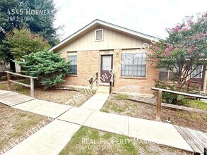 4545 Hoeneke Dr in Kirby, TX - Building Photo - Building Photo