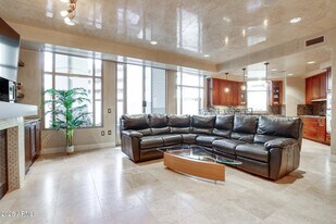 2211 E Camelback Rd in Phoenix, AZ - Building Photo