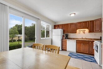 224 New Britain Ave in Farmington, CT - Foto de edificio - Building Photo