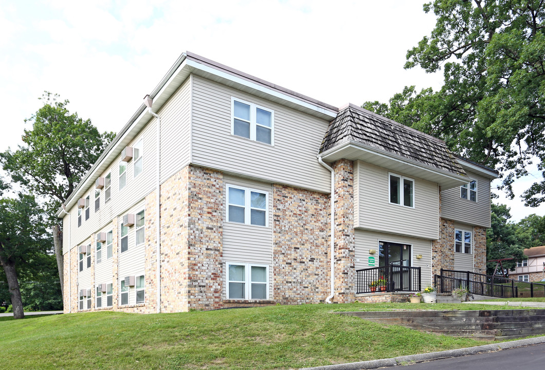 Riverview Oaks Apartments in Des Moines, IA - Building Photo